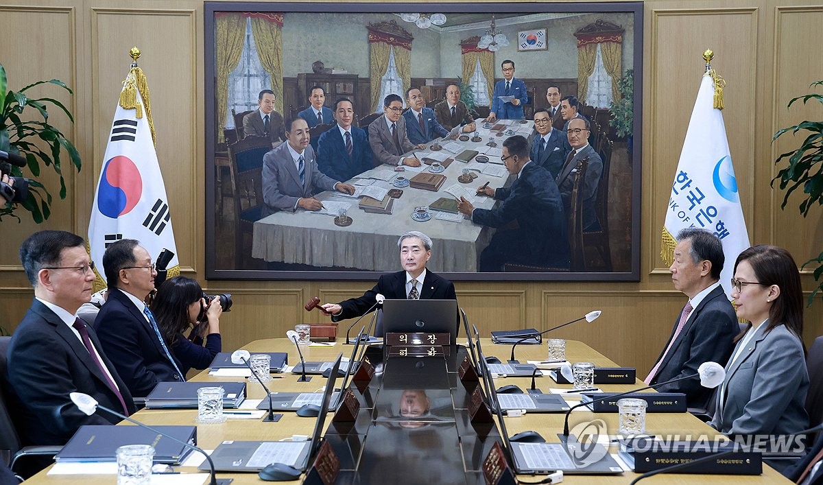 한은 총재『물가 상승률 2% 목표, 내후년께 가까이 갈 것』