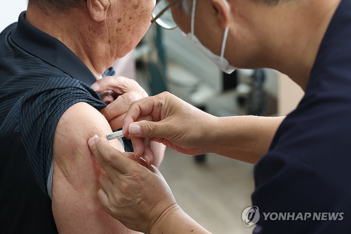 독감 유행 속 노인·어린이 백신 접종률「절반」…『접종 당부』