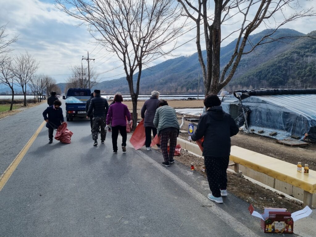 경남 밀양시 부북면 대항1리 노인회 마라톤 코스 환경정비 실시