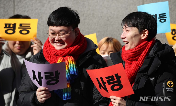동성부부, 사실혼 법적권리 첫 인정…2심『건보 피부양 자격 박탈 부당』