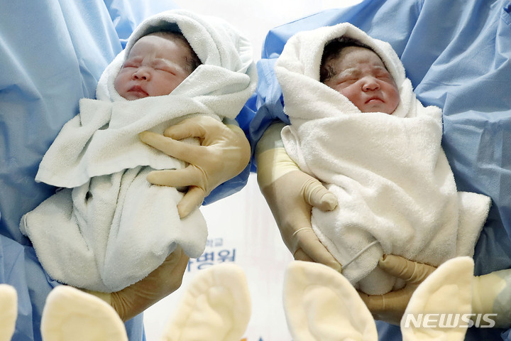 韓 출산율, OECD 꼴찌…280조 쓰고도 막지 못한「인구절벽」