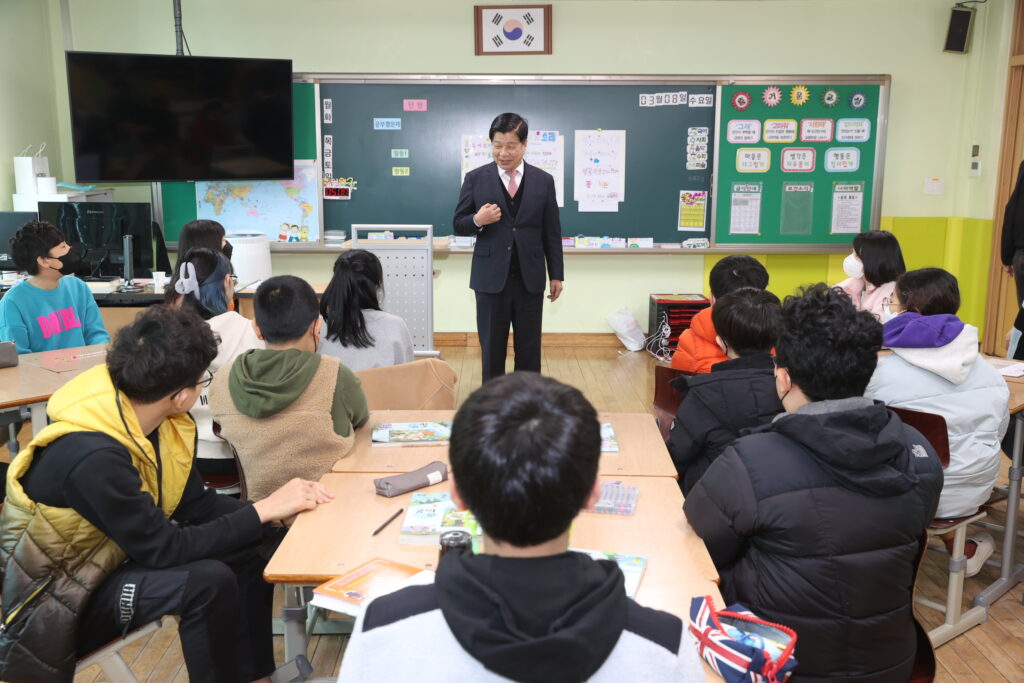 ［동정］이상근 고성군수, 관내 학교 방문해 교육 현장 소통행정 펼쳐
