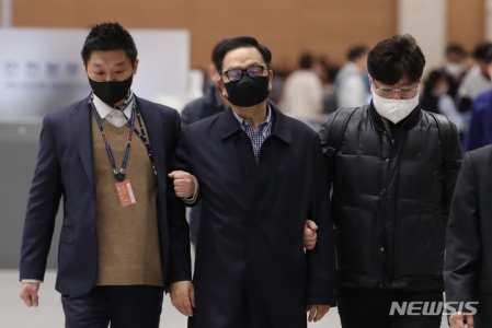 「계엄령 문건」조현천, 공항서 체포…『책임지기 위해 귀국』