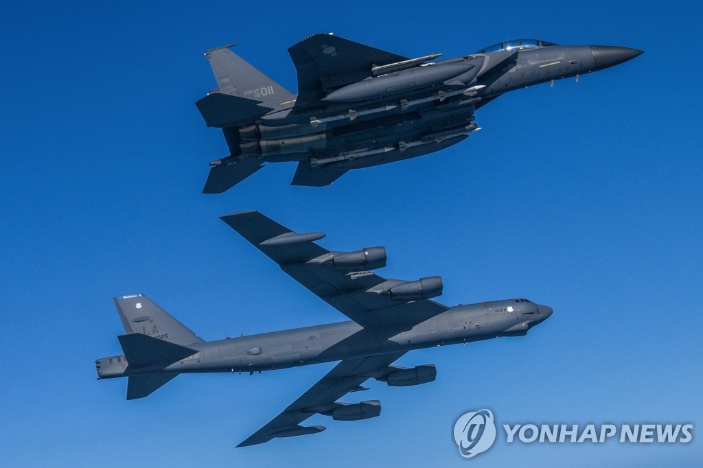 미 전략폭격기 B-52H 한달만에 다시 왔다…「한국 F-35와 연합훈련」