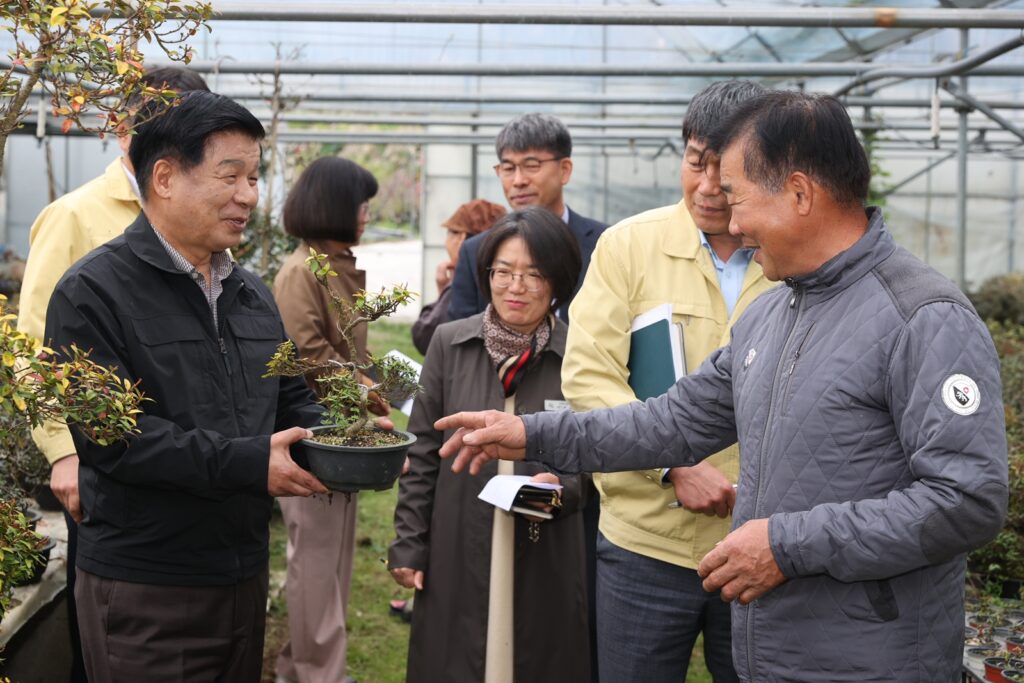 ［동정］이상근 고성군수, 관내 화훼농가 찾아 소통 이어가