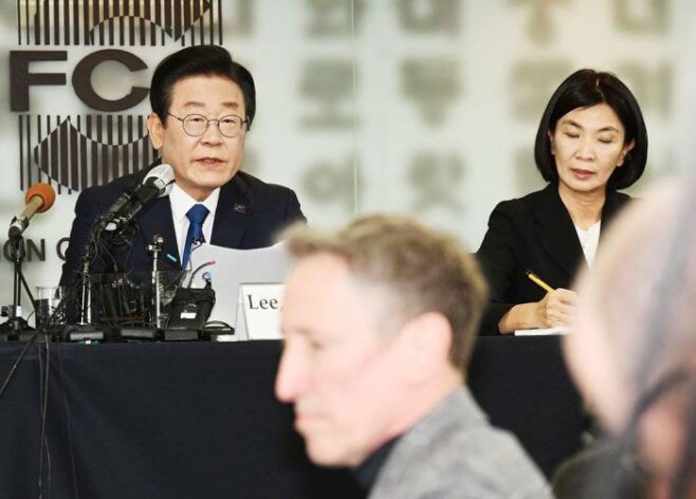 日기자『「독도 바칠텐가」 현수막 걸고 친일몰이』이재명 『그 자체가 괴담』