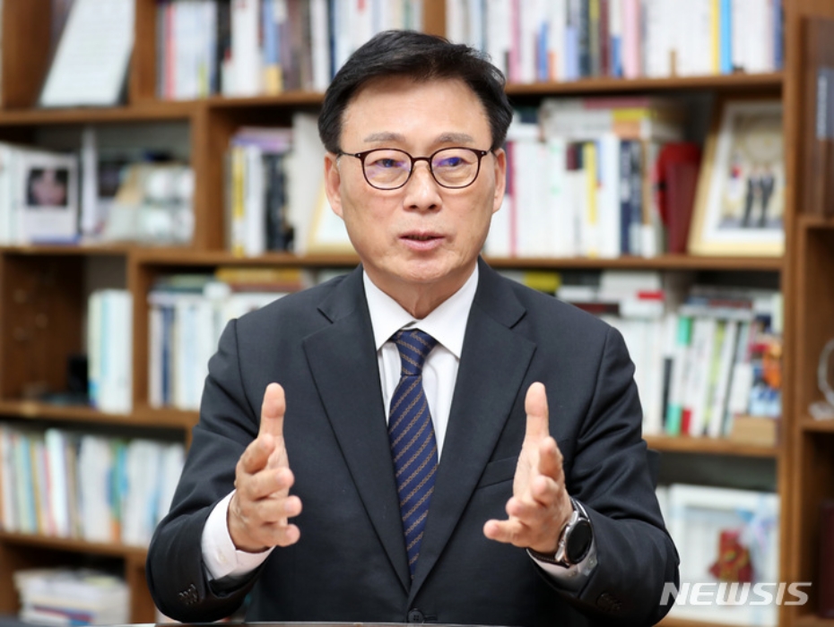 민주당 신임 원내대표에「친이낙연계」 박광온…『담대한 변화·견고한 통합』