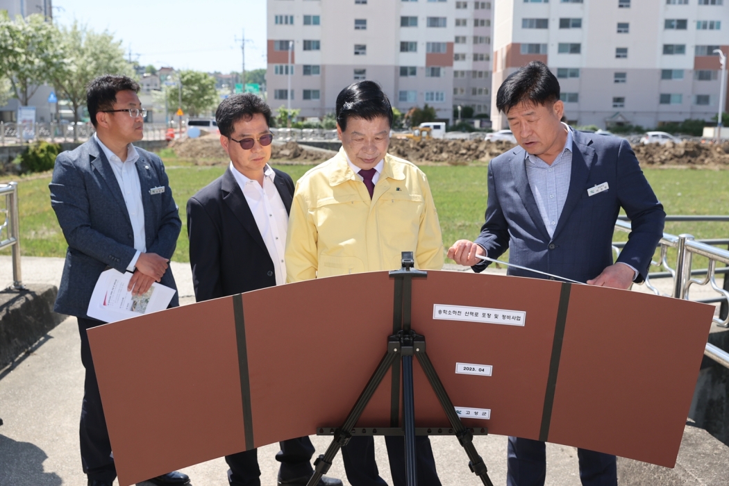 ［동정］이상근 고성군수, 송학리 생태하천 조성 사업지 방문해 현장 행정 펼쳐