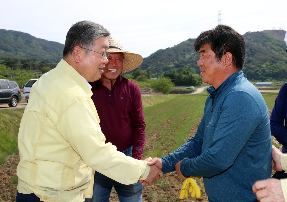 경남 밀양시 「첫 모내기 시작!」