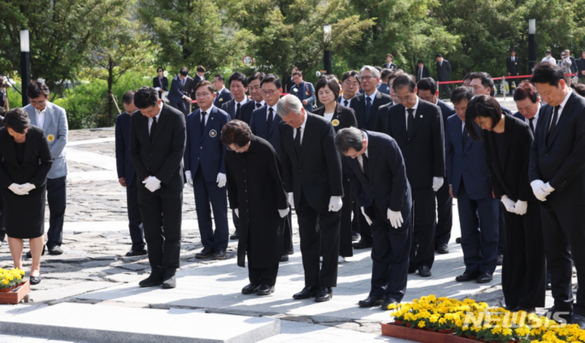 「노무현 서거 14주기」에 여야, 총집결…지지자들 여권 인사에 야유도