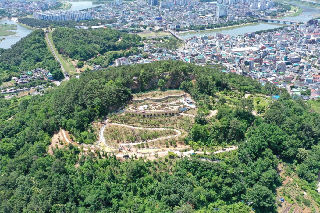 무더운 여름 휴식공간을 찾는다면 「밀양 아북산」으로