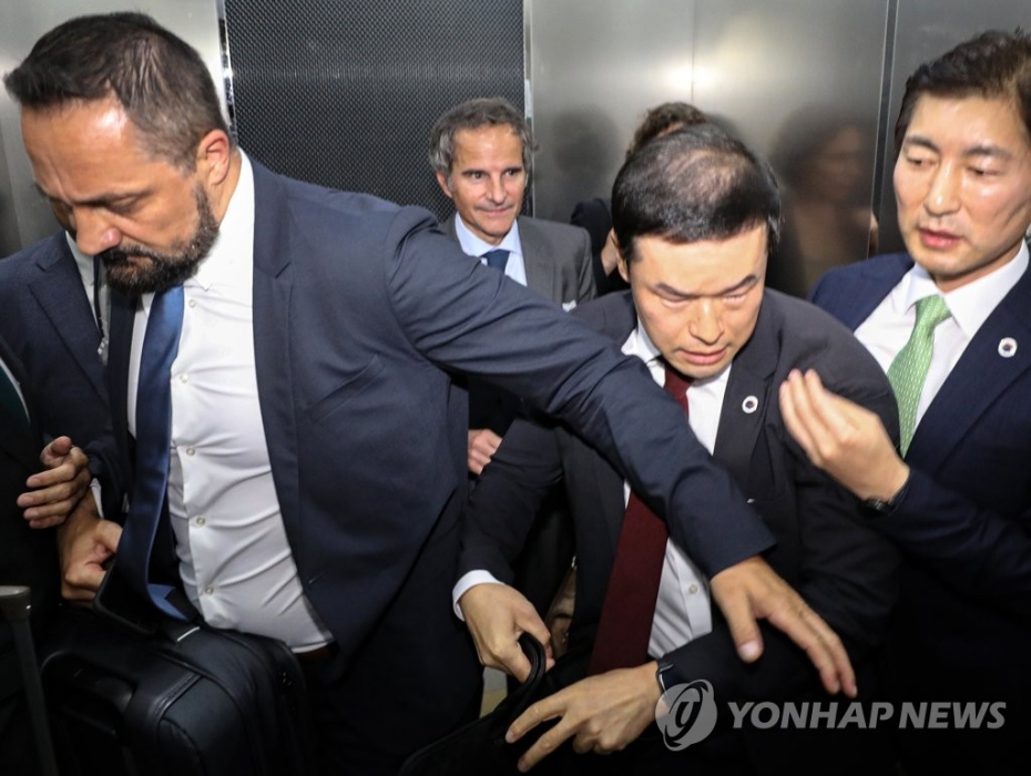 「IAEA 사무총장 입국길부터 험난」…김포공항서 격렬한 반대 시위