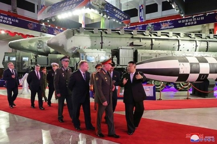 쇼이구 러 국방 앞에서, 화성-18형 ICBM 과시한 김정은