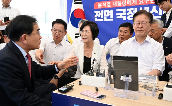 「쓰레기」 발언 항의한 태영호… 이재명 『많이 억울했나 보지』