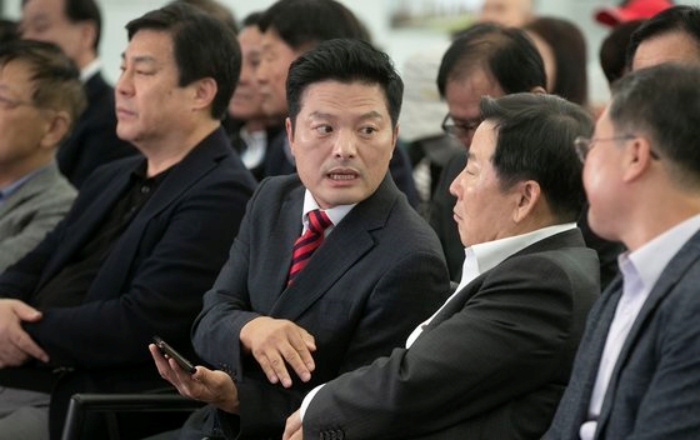 민주당 개표 초반부터 환호성…김태우 캠프엔 적막 가득했다