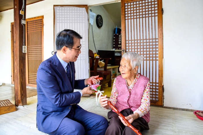 경남 남해군, 100세 장수 노인 「청려장」 전달
