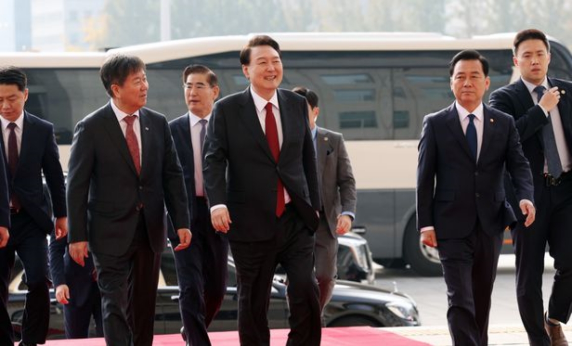 [속보] 尹대통령, 시정연설 사전환담장에서 이재명 대표와 만나