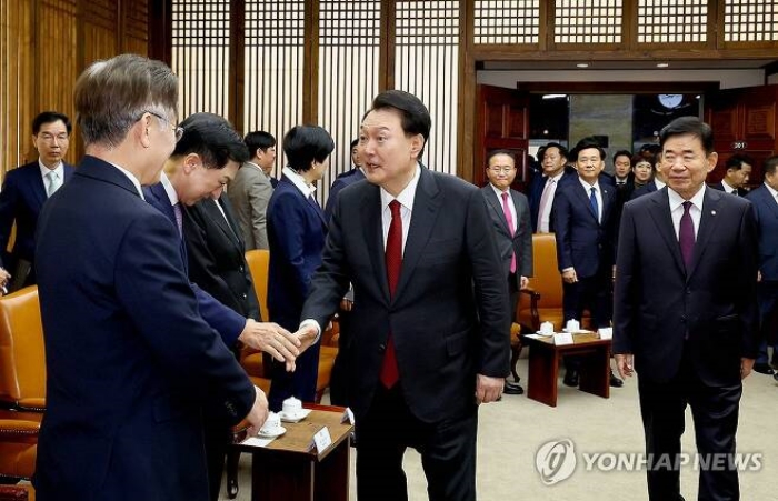 尹대통령, 이재명과 악수하며 『오랜만입니다』…李는 미소만