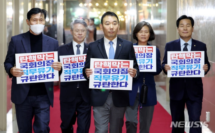 탄핵안 철회 효력 공방…여 『권한 쟁의 청구』 야 『의장 인정 재추진』