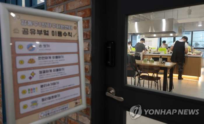 「가난한 1인가구」…평균보다 소득 훨씬 낮고, 빈곤율은 높아