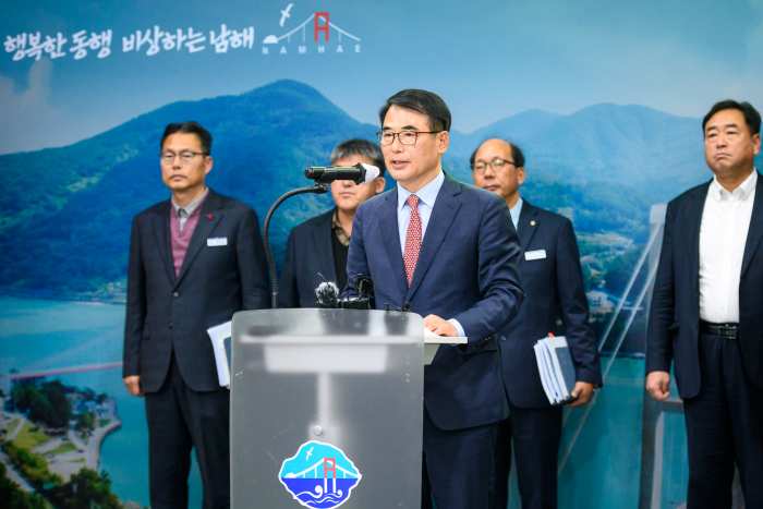 장충남 남해군수 주요 현안 브리핑「해저터널 선제적 준비·생활밀착 복지 확대」 순항