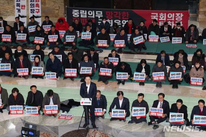 여, 이동관·검사 탄핵 표결 앞두고 철야 농성…『다수당 횡포 심판해달라』