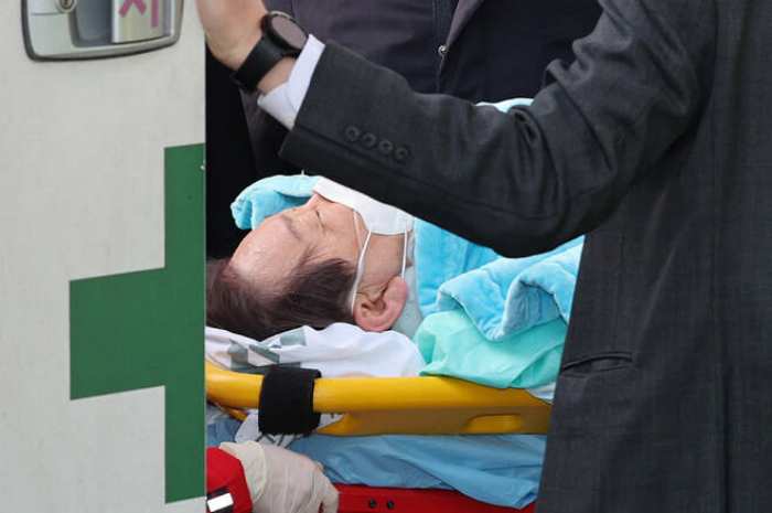 이재명 대표 「부산 흉기 피습」에 「총부리」 거둔 與野