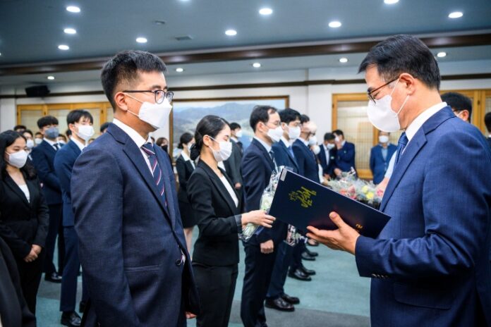 남해군청 새내기 예비 공무원 60명, 실무수습 임용식