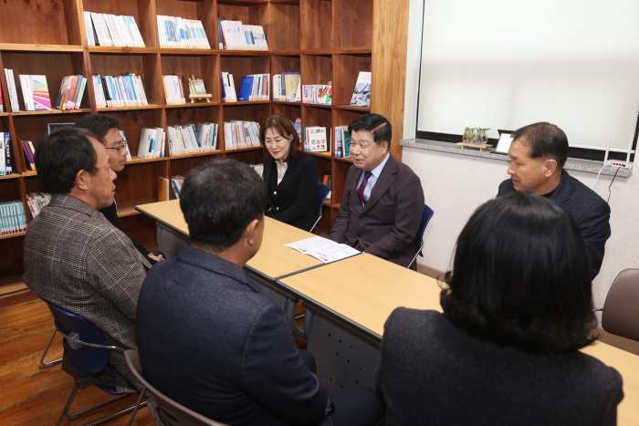 ［동정］이상근 고성군수 「책사랑 작은 도서관」 현장 격려에 나서