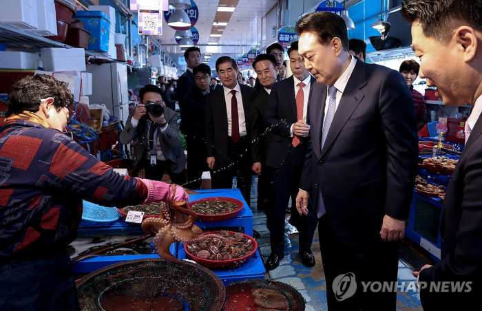 尹대통령, 「삼천포 용궁시장」 방문 『문어 사』
