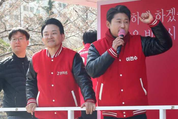 “아버님이 더 시끄러워”…이천수 유세 중 시민과 말다툼