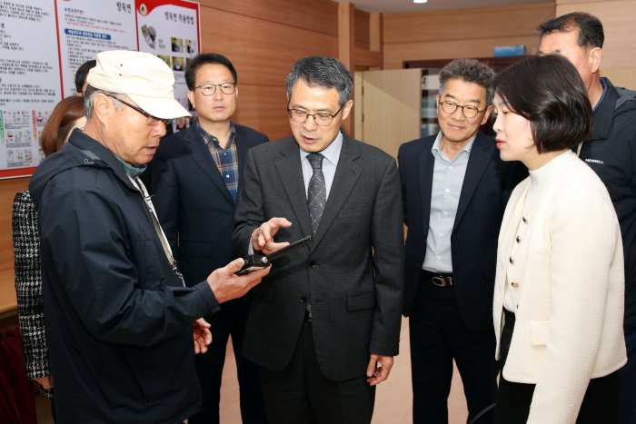 경남 밀양시, 사전투표소 점검…불법 카메라 설치 등 확인