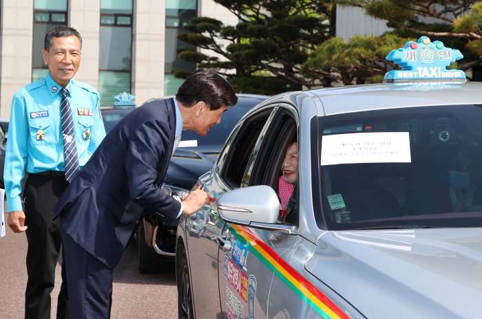 경남 밀양시 모범운전자회, 어르신들 모시고 효도 관광 실시