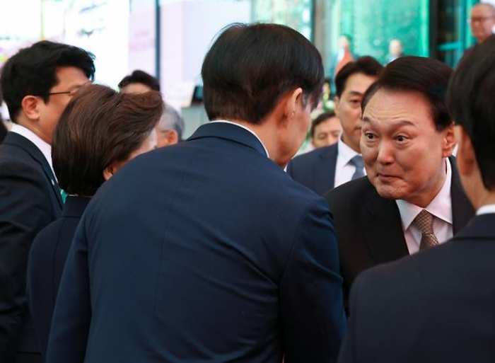 『반갑습니다』 尹대통령, 조국과 악수… 5년 만에 첫 대면