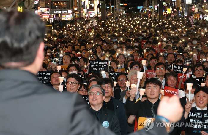 의협, 전국서 촛불집회…『한국의료 사망 선고, 6월부터 큰 싸움』