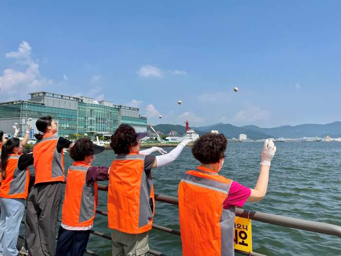 마산합포노인종합복지관 환경사랑봉사단, EM공 던지기 활동으로 하천 환경 개선에 나서