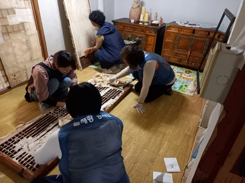 경남 밀양시「늘해랑봉사단」상동면, 저소득 주거환경개선 봉사활동 펼쳐