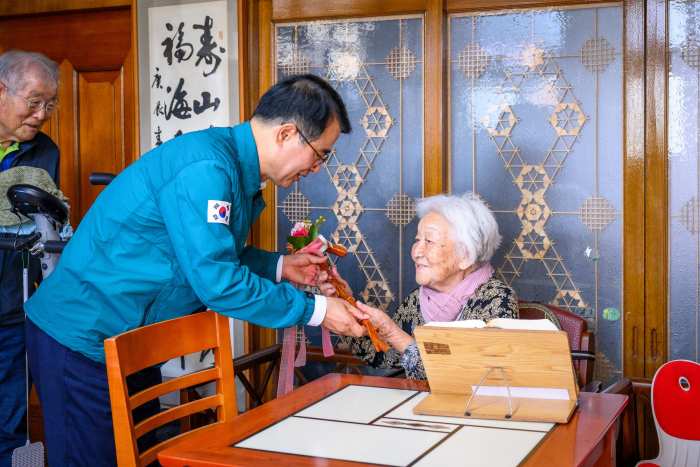 경남 남해군, 100세 어르신 장수축하물품 및 청려장 전달
