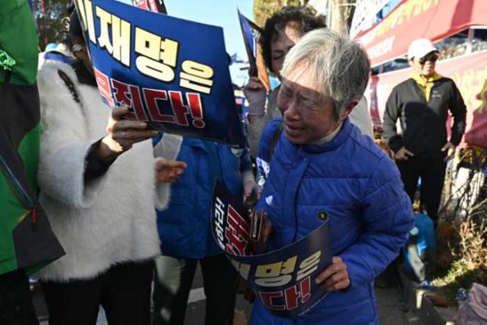 「지지자는 울고」, 보수단체는 「아파트 춤」… 이재명 판결에 떠들썩한 서초동