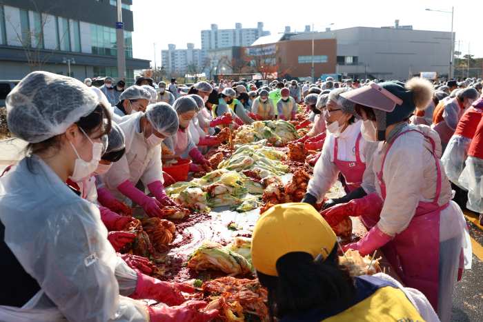 18년의 전통, 「고성군 이웃사랑김장나눔축제 대성황」
