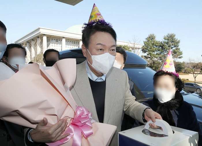 관저서 생일 맞은 尹…『지지자 꽃바구니는 전달 받아』