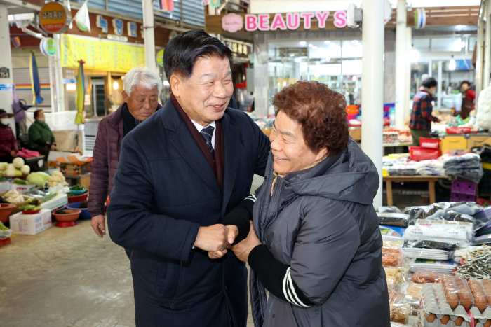 ［동정］이상근 고성군수, 새해맞이 고성시장 및 고성공룡시장 방문