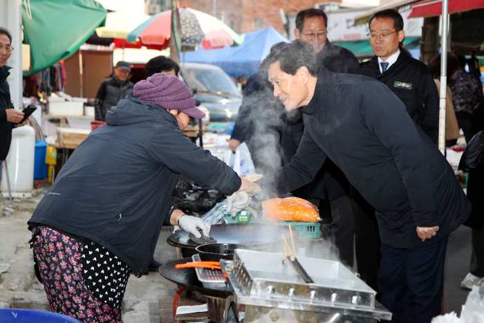 경남 밀양시장,「민생회복이 최우선」새해 첫 행보로 민생현장 찾아