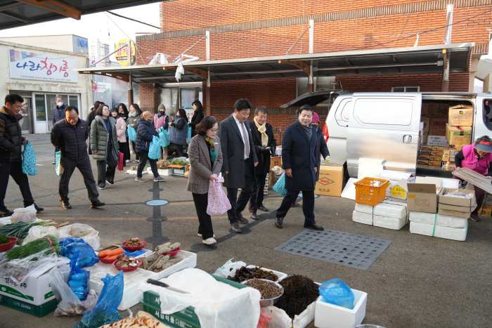 ［동정］이상근 고성군수, 설 맞이 전통시장 방문으로 경제 활성화에 동참