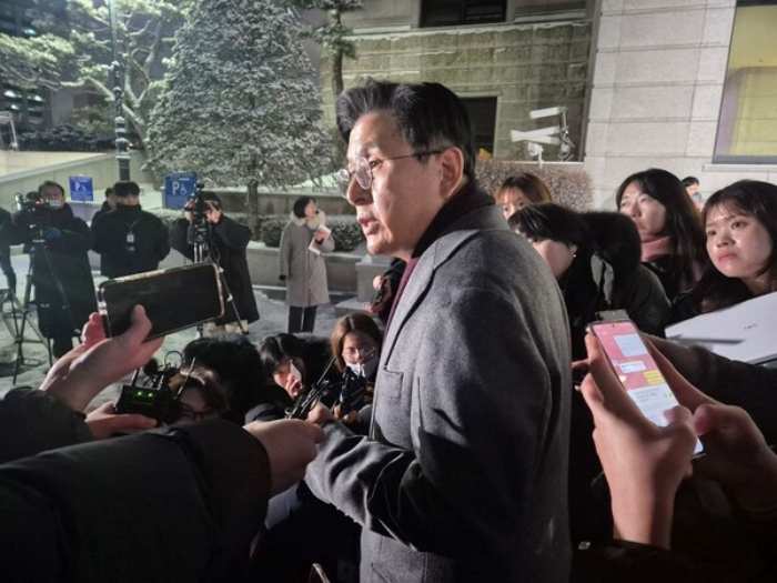 『분노하면 그래도 되나?』 기자들,「내란·폭동 변론」 황교안 추궁
