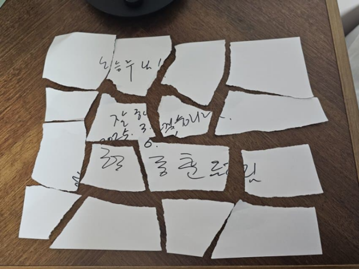 『그는 배신자』 한동훈 사인 찢은 대학생, 새로 받은 사인도 찢어