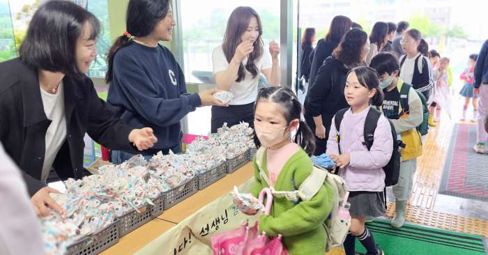 「행복한 응원단, 함께여서 더 빛나는 아침」학부모회와「함께여서 더 행복한 우리」아침맞이 행사 개최