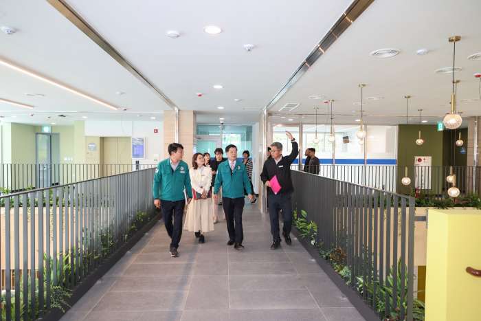 ［동정］이상근 군수, 힐링공원 속 어린이도서관 개관 준비 현장 점검