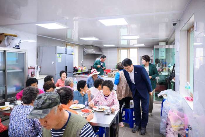 ［동정］장충남 군수, 농번기 마을공동급식 현장 점검