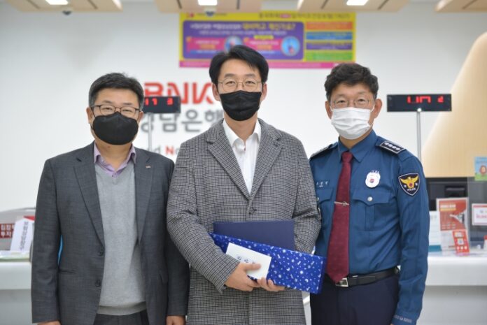 사천경찰서, 전화금융사기 피해 예방에 기여한「은행원에게 감사장 및 포상금」 전달